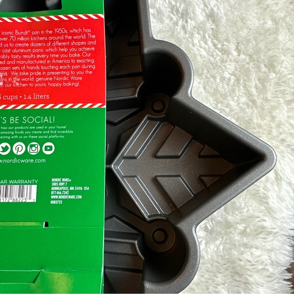 New Nordic Ware Frozen Snowflake Pull Apart Cake Pan Heavy Cast Aluminum Made US - Picture 3 of 7